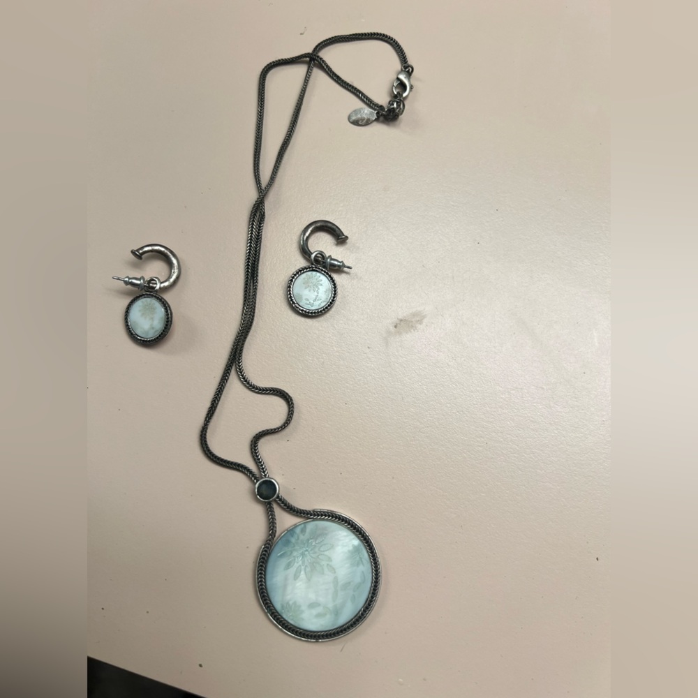 Versona mother of pearl. Elegant Silver Jewelry Set with Blue Accents
